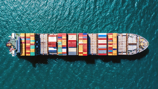 Un barco con contenedores en el mar